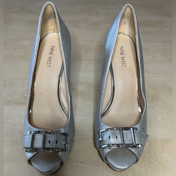 Silver heels - Picture 2 of 5